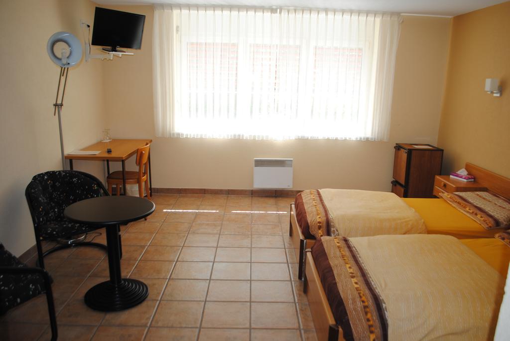 Motel - Hotel La Poularde Romont Ruang foto